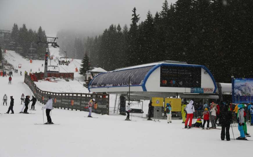Prvi vikend otvaranja ski sezone na Kopaoniku privukao ljubitelje zimskih sportova